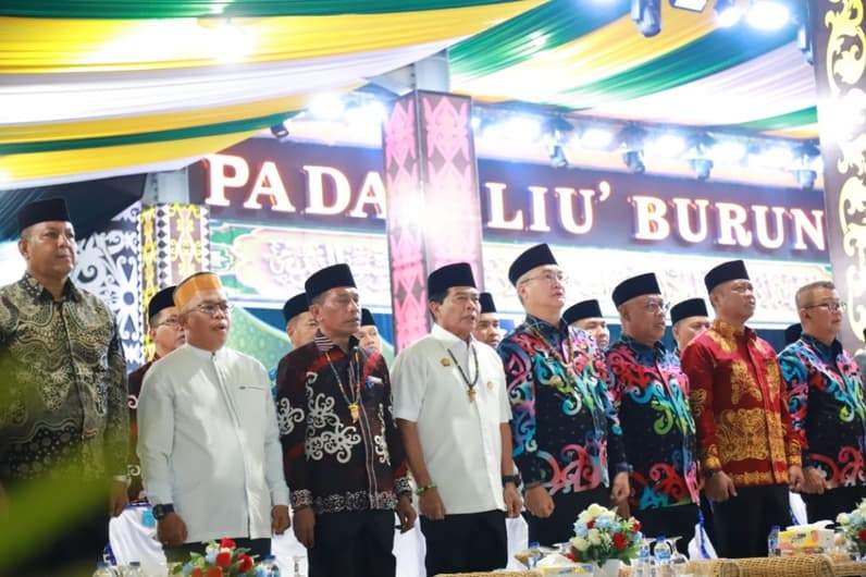 Anggota DPRD Kaltara dapil III Malinau, Agus Salim (dua dari kiri), saat menghadiri Pembukaan MTQ X Kaltara di Malinau. (Foto: Istimewa)