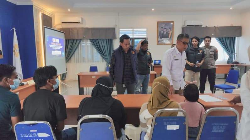 Kelima PMI yang diamankan oleh BP3MI Kaltara bersama Polda Kaltara di Nunukan (Foto: Diansyah/pusaranmedia.com)
