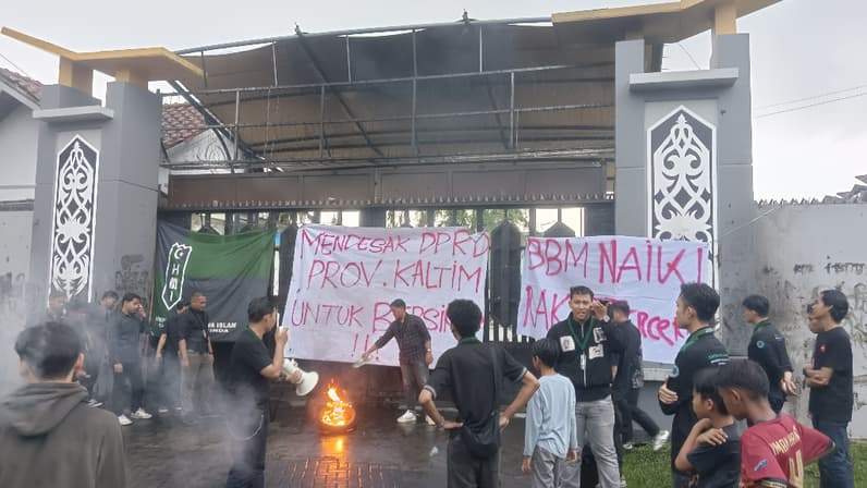 Kader HMI Samarinda melaksanakan aksi demonstrasi depan kantor DPRD Kaltim. (Foto: Herdi/Pusaranmedia.com)