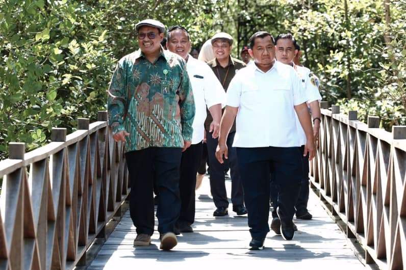 Bupati PPU, Mudyat Noor bersama Sektetaris Ditjen PDASRH Kementerian Kehutanan, Zainal Arifin meninjau ekowisata hutan mangrove di Kelurahan Kampung Baru. (Foto: Humas Setkab PPU)
