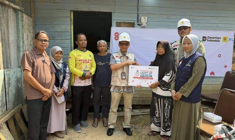 PLN menyalakan listrik di salah satu keluarga prasejahtera dari program Light Up The Dream. (Foto: PLN UID Kaltimra)
