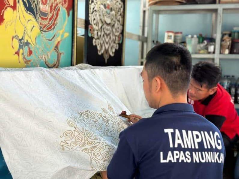 Kegiatan membatik yang dilakukan oleh Warga Binaan Pemasyarakatan (WBP) Nunukan. (Foto: Diansyah/Pusaranmedia.com)