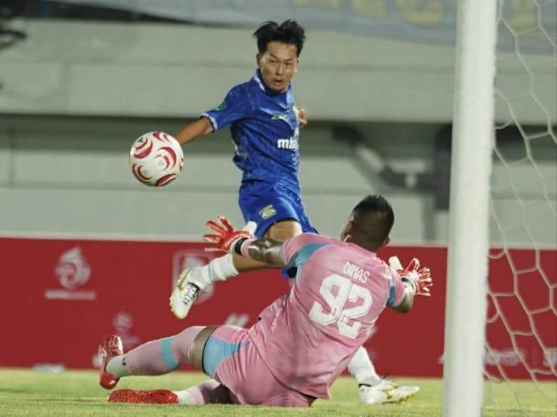 Gelandang Persiba Balikpapan, Ryohei Yoshihama gagal menyarangkan bola ke gawang De Red FC dalam laga ketiga, Jumat (25/9/2026). (Foto: Media Official Persiba Balikpapan)