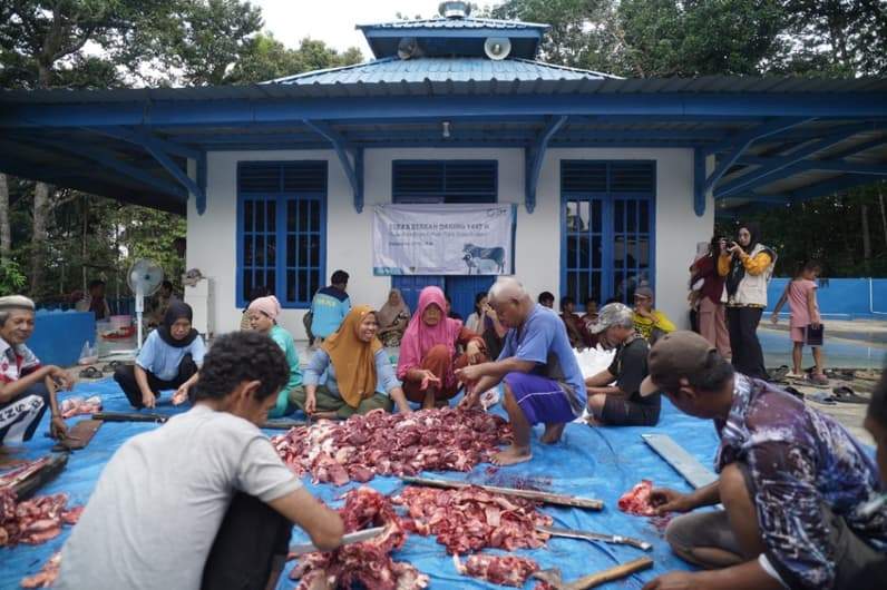 Masyarakat memotong daging korban dalam program PLN di perayaan Iduladha. (Foto: PT PLN UID Kaltimra)