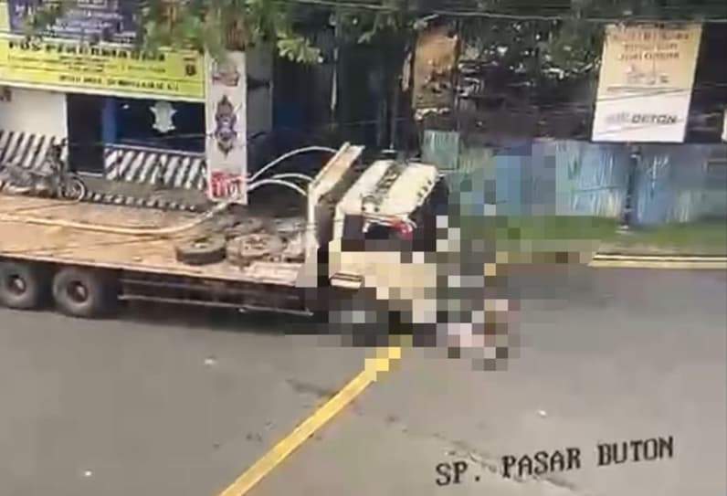Rekaman CCTV memperlihatkan detik-detik kecelakaan maut di simpang tiga Pasar Buton, Balikpapan Utara. Polisi telah menetapkan sopir truk berinisial AR (27) sebagai tersangka. (Foto: Satlantas Polresta Balikpapan)