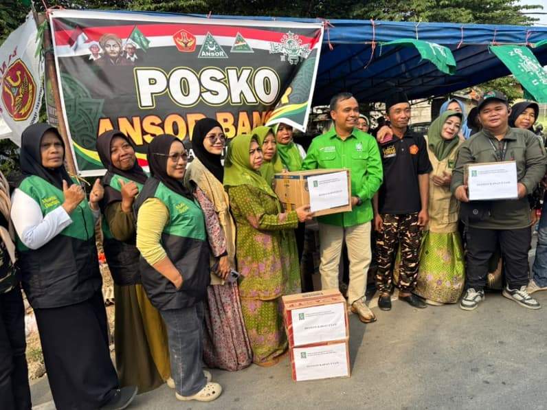 Anggota DPRD Kukar, Desman Minang Endianto salurkan bantuan untuk korban kebakaran di kelurahan melayu. (Foto: Aswin/Pusaranmedia.com)