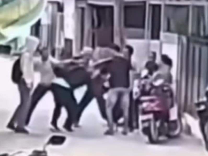 Tangkapan layar video pengeroyokan guru sekolah dasar Balikpapan. (Foto: Istimewa)