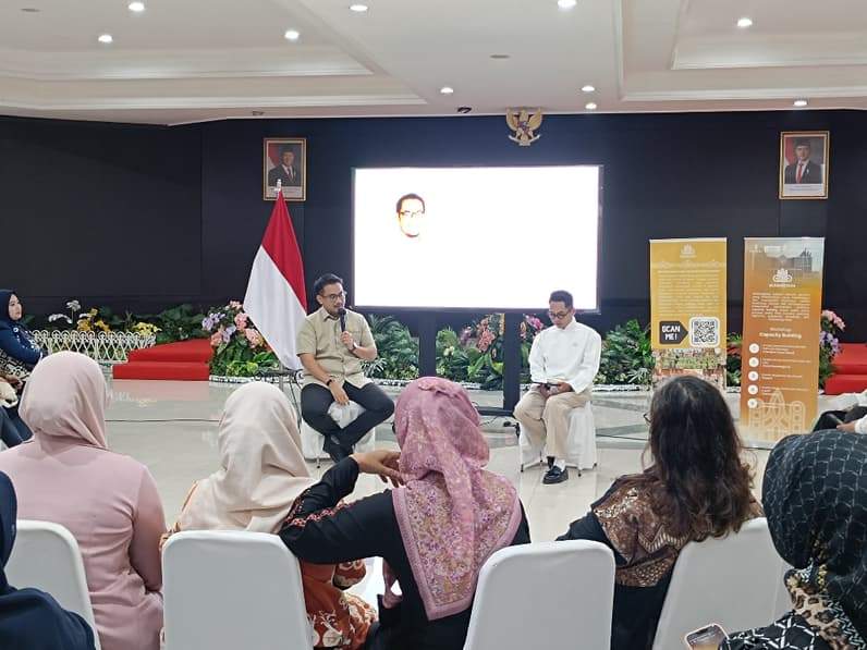 Stafsus Presiden Bidang UMKM dan Teknologi Digital RI, Tiar Nabila Karbala dalam kegiatan ngobrol UMKM di Auditorium Balaikota Balikpapan, Sabtu (6/6/2026). (Foto: Achmad Fadillah/Pusaranmedia.com)