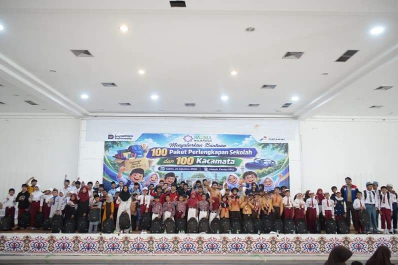 Pertamina membagikan bantuan kacamata baca dan perlengkapan sekolah kepada 100 pelajar di Kabupaten PPU. (Foto: PT Pertamina Patra Niaga RU V Balikpapan)