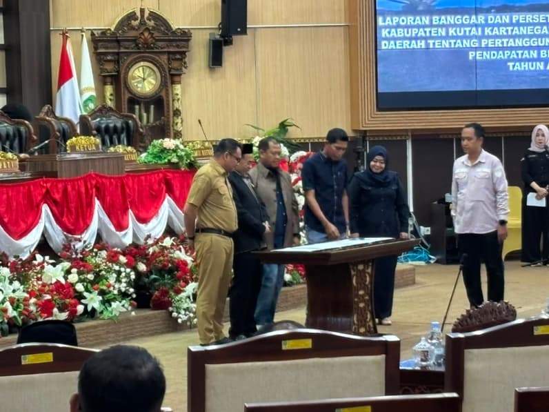 DPRD bersama Pemkab Kukar menyepakati Rancangan Peraturan Daerah (Raperda) tentang Pertanggungjawaban Pelaksanaan APBD Tahun Anggaran 2025. (Foto: Aswin/Pusaranmedia.com)