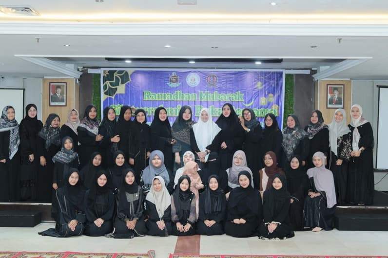 Alumni dan santri Ponpes Al-Falah Putri berfoto bersama usai mengikuti kegiatan buka puasa bersama di Ballroom Hotel Verona Samarinda. (Foto: IKA Ponpes Al-Falah Banjarbaru Kalsel)