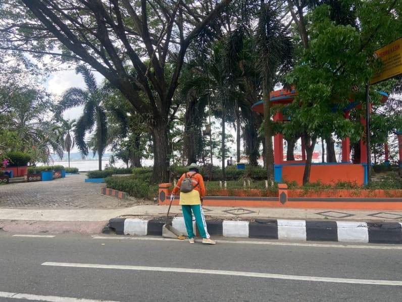 Petugas penyapu jalan Kota Samarinda. (Foto: Tri/Pusaranmedia.com)