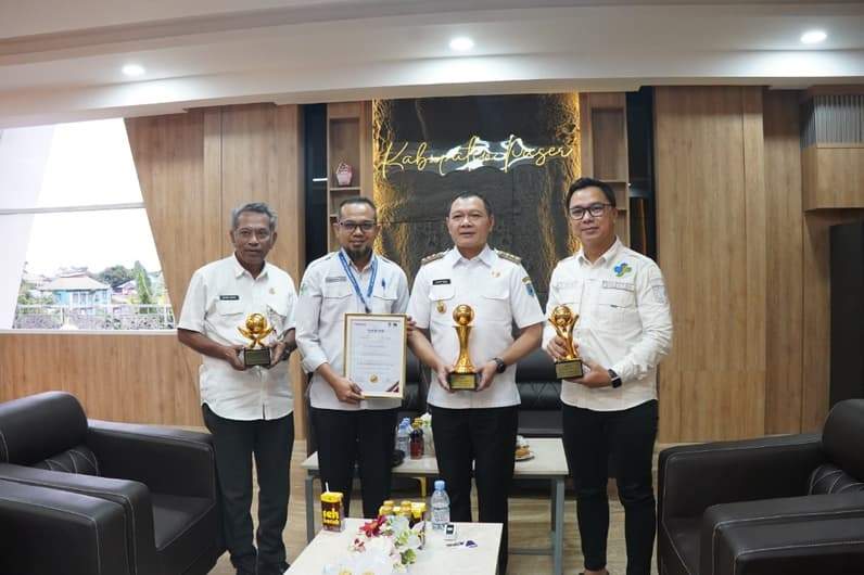Bupati Paser dr Fahmi Fadli (dua dari kanan) bersama Direktur RSUD Panglima Sebaya dr Kamal Anshari (kanan) sembari memegangi tropi penghargaan Top BUMD Award 2026. (Foto: Dok.Prokopim Paser)