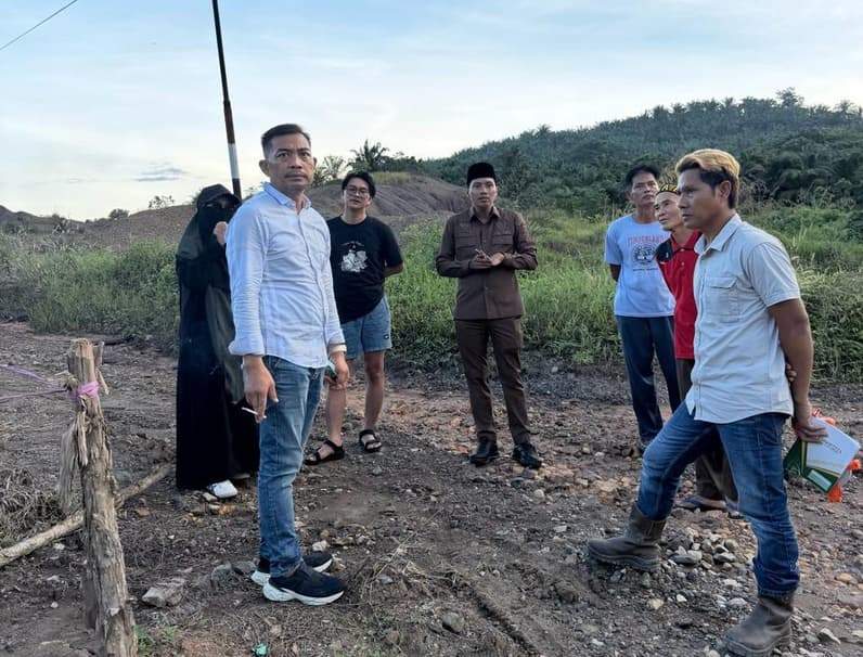 Ketua Komisi II DPRD Paser Syukran Amin (tengah) bersama pemilik lahan dan sejumlah masyarakat saat berada di sekitar Jembatan Seniur Dua, Desa Lolo, Kecamatan Kuaro. (Foto : Dok DPRD Paser)