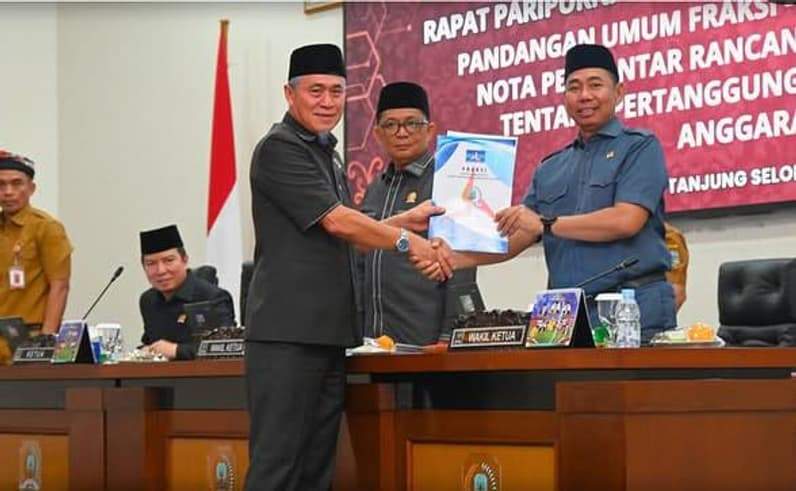 Anggota Fraksi Demokrat DPRD Kaltara, H. Saleh, saat menyerahkan dokumen Pandangan Umum Fraksi kepada Unsur Pimpinan DPRD Kaltara. (Foto: Istimewa)
