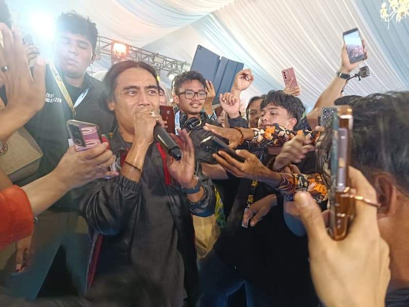 Charly Van Houten menyanyikan lagu andalannya di panggung, Rabu (9/7/2025). (Foto: Achmad Fadillah/Pusaranmedia.com)