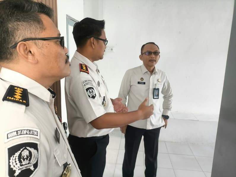 Kakanwil Ditjenpas Kaltimtara Yan Rusmanto saat meninjau ruang pelayanan di Lapas Kelas IIB Nunukan. (Foto: Diansyah/Pusaranmedia.com)