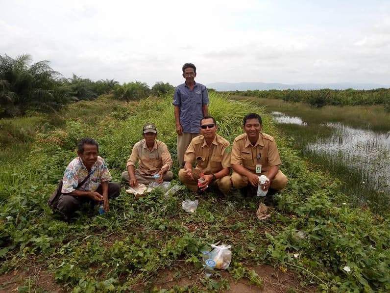 Moment Camat Muara Ancalong, Harun Al Rasyid saat berpose dengan warganya. (Foto: Dok Harun)