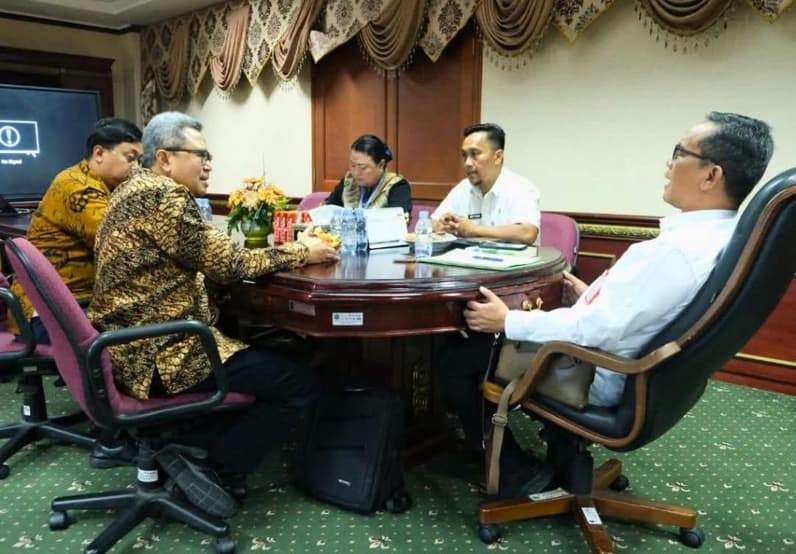 Kepala KRI Tawau Dino Nurwahyudin bertemu Plt Sekda Nunukan (Foto: Diansyah/pusaranmedia.com)