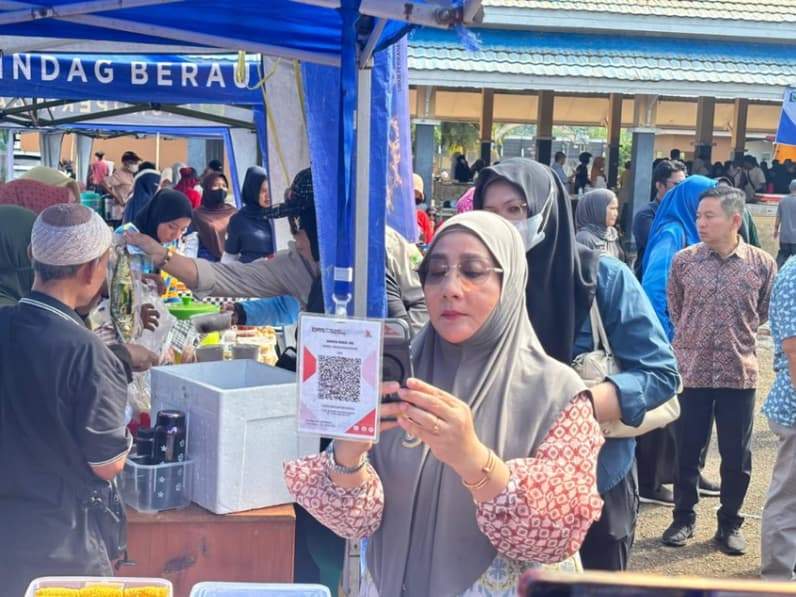 Bupati Berau saat melalukan pembayaran produk UMKM lokal menggunakn QRIS. (Foto: Nur Hidayah/ Pusaranmedia.com)