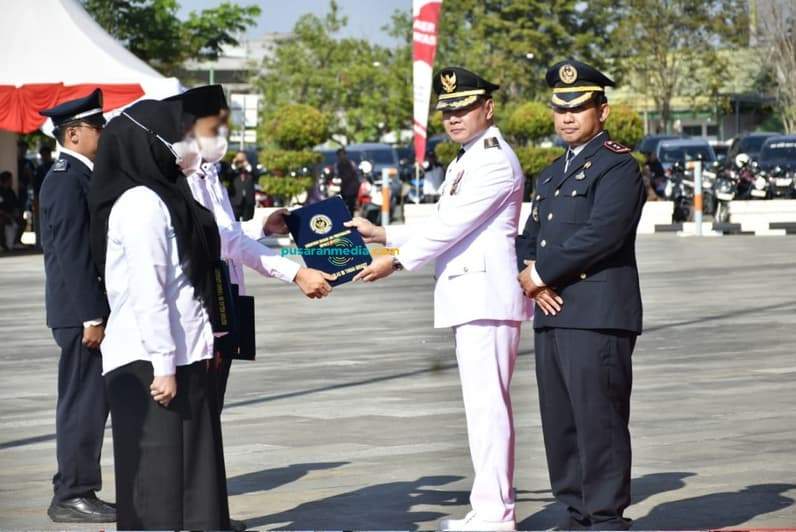 Bupati Paser, dr Fahmi Fadli didampingi Kepala Rutan Tanah Grogot, Aris Triyanto saat menyerahkan RU HUT ke-81 RI secara simbolis kepada WBP. (Foto: Dok Rutan Tanah Grogot)