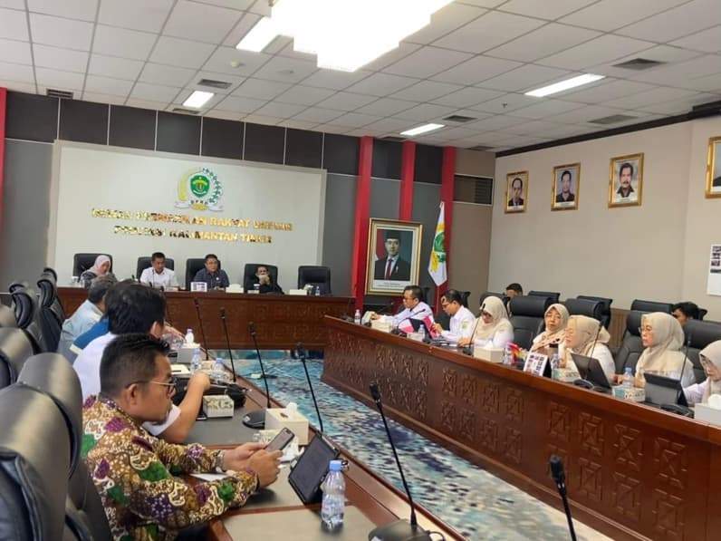 RDP lanjutan antara Komisi IV DPRD Kaltim dengan pihak keluarga Ediyanto Wongso, Dinas Kesehatan Kaltim dan manajemen RSUD AWS, Rabu (14/10/2026). (Foto: Tri/Pusaranmedia.com)