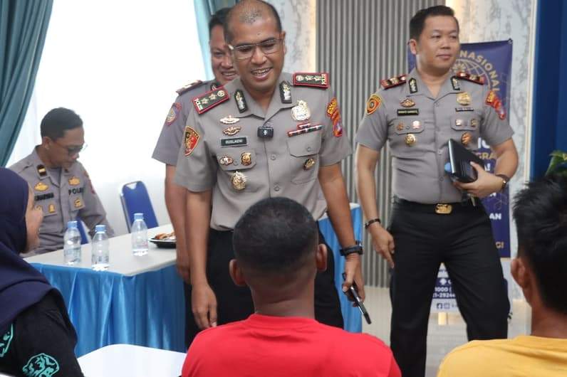 Kapolres Nunukan AKBP Ruslaeni saat berdialog dengan CPMI di BP3MI Kaltara. (Foto: Polres Nunukan)