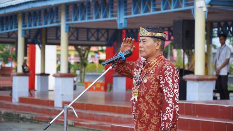 Gubernur Kaltara, Dr. H. Zainal A. Paliwang, S.H., M.Hum memimpin Apel Gabungan di lingkungan Pemprov Kaltara digelar Lapangan Agatis, Senin (25/8) pagi. (Foto: dkisp)