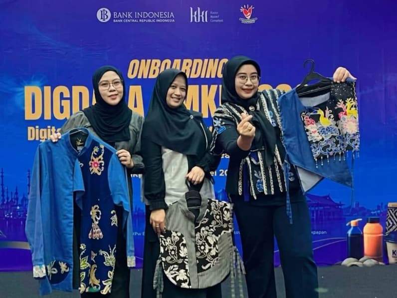 Pelaku UMKM fesyen peserta DIGDAYA UMKM 2026 saat memamerkan produknya. (Foto: Media Official HHarum)