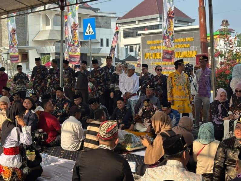 Ahmad yani bersama pihak terkait melaksanakan tradisi beseprah erah 2026 (Foto: Aswin/pusaranmedia.com)