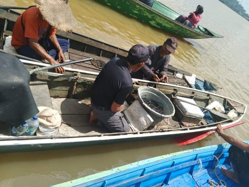 Perahu yang ditemukan tanpa pengemudi di wilayah loa kulu. (Foto: Polsek Loa Kulu)