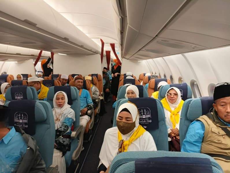 Para jemaah haji Kloter 07 Embarkasi Balikpapan saat transit di Bandara Internasional Kualanamu Kota Medan (Foto: H Sayid Abdullah)