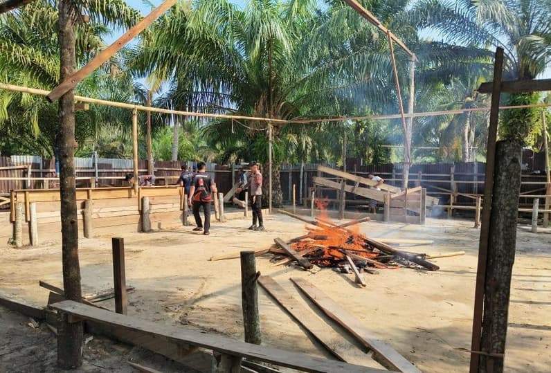 Arena diduga judi sabung ayam yang dibongkar dan dibakar oleh personel Polsek Nunukan di Desa Binusan. (Foto: Polres Nunukan)