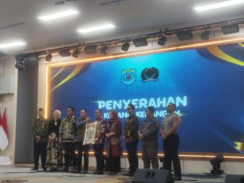 Saat Bupati Paser dr Fahmi Fadli memberikan cinderamata kepada Letkol Inf Rommy Aditya Nanda. (Foto : Luthfi/Pusaranmedia.com)