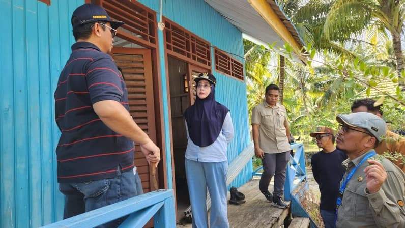 Bupati Berau tinjau kondisi mesin instalasi air di Pulau Maratua. (Foto: Nur Hidayah/Pusaranmedia.com)