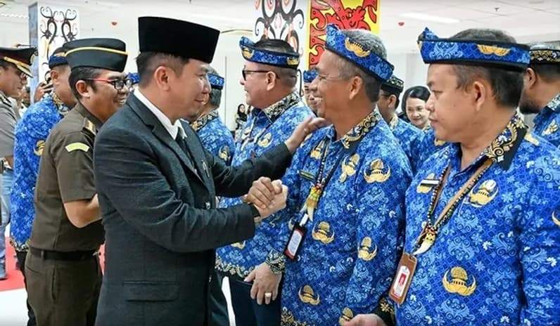 Ketua DPRD Kaltara, Achmad Djufrie, saat memberi ucapan selamat kepada jajaran Pejabat Teras Pemprov Kaltara. (Foto : Istimewa)