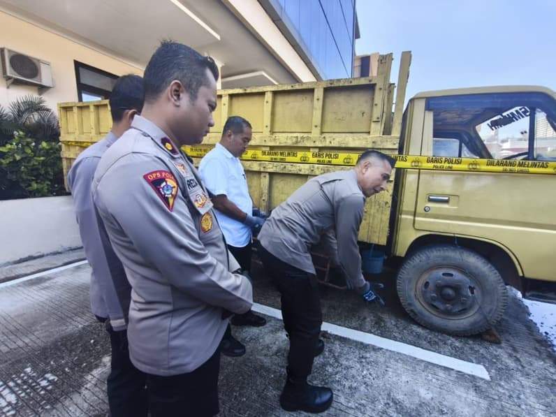 Kapolresta Balikpapan, Kombes Pol Jerrold Hendra Yosef Kumontoy memperlihatkan barang bukti yang ditahan di Mapolresta Balikpapan, Rabu (13/5/2026). (Foto: Achmad Fadillah/Pusaranmedia.com)