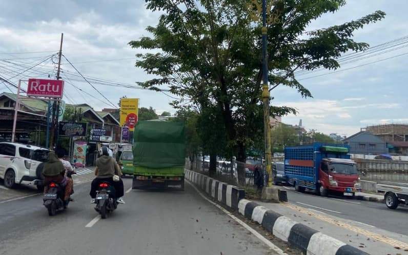 Ilustrasi kendaraan ODOL yang melintas di Jalan Dr. Soetomo, Kota Samarinda. (Foto: Tri/Pusaranmedia.com)