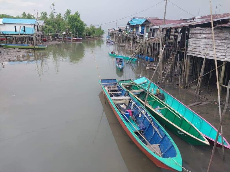 Kawasan permukiman warga di pesisir Kelurahan Pantai Lango, Kecamatan Penajam, PPU. (Foto: Adi Kade/Pusaranmedia.com)