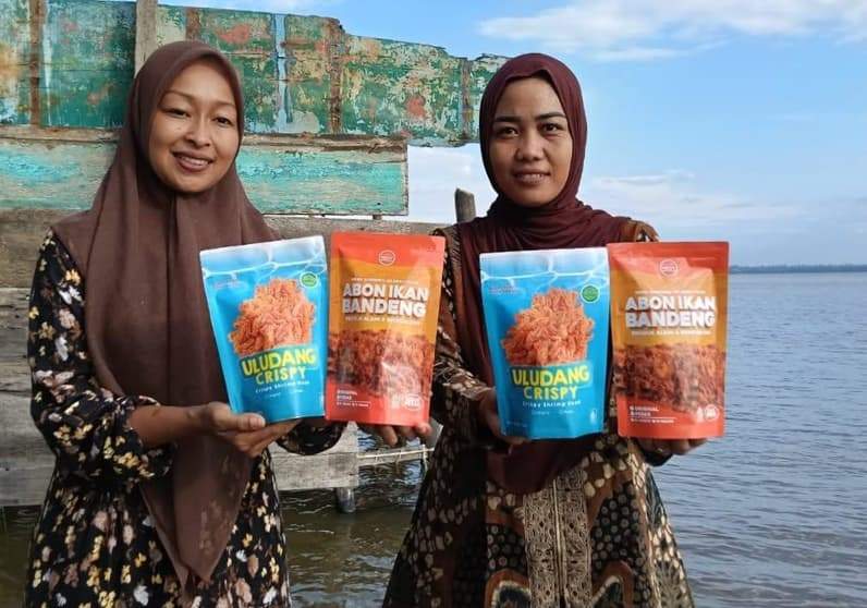 Produk unggulan Poklahsar Kerjasama Jaya, abon ikan kepala bandeng dan Uludang Crispy. (Foto: YKAN)