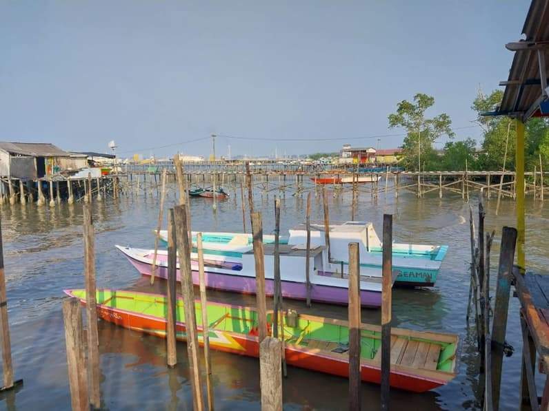 Kapal nelayan di pesisir Kelurahan Penajam, Kecamatan Penajam, PPU. (Foto: Adi Kade/Pusaranmedia.com)