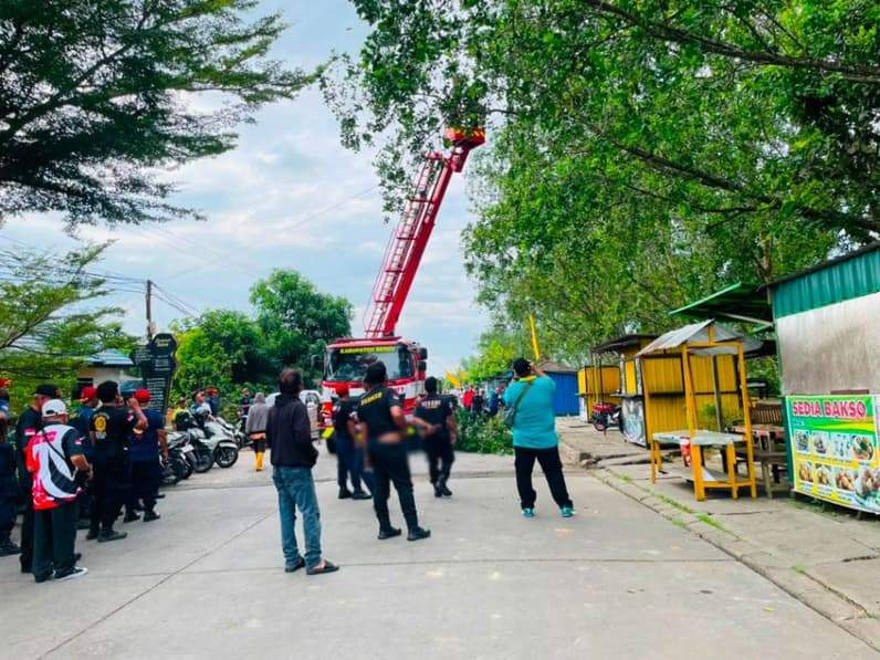 Aksi bersih bersih di Tepian Sambaliung. (Foto: Nur Hidayah/Pusaranmedia.com)