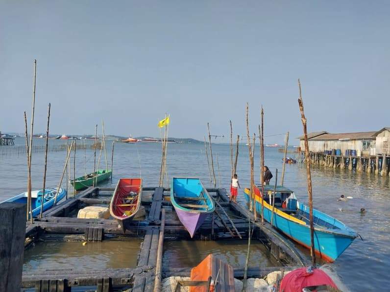Kapal nelayan di pesisir Kelurahan Penajam, Kecamatan Penajam, Kabupaten PPU. (Foto: Adi Kade/Pusaranmedia.com).