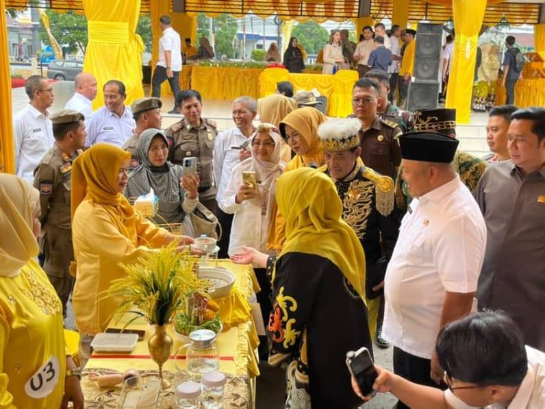 Wakil Bupati Berau mencicipi hidangan Ancur Paddas saat meninjau stan peserta Lomba Ancur Paddas dan Puncak Rasul di Lapangan Pemuda. (Foto: Nur Hidayah/ pusaranmedia.com)