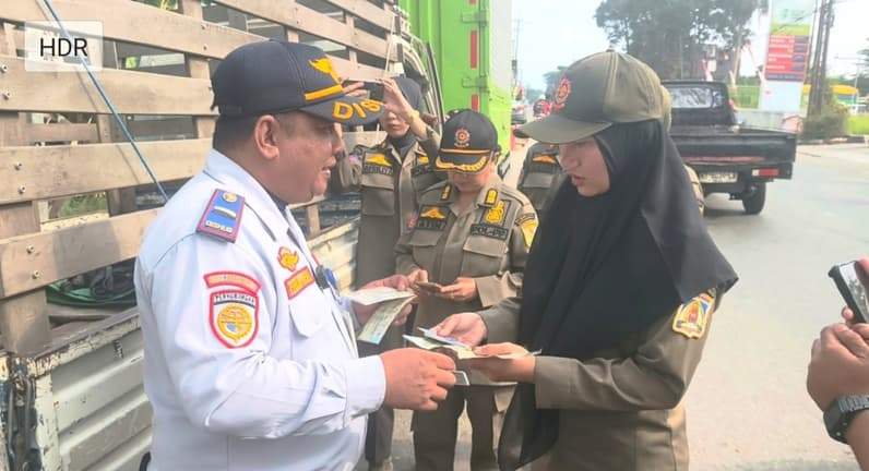 Petugas mengecek dokumen kendaraan saat mengantre BBM Biosolar di Km 15 Jalan Soekarno-Hatta Balikpapan, Jumat (18/9/2026). (Foto: Achmad Fadillah/Pusaranmedia.com)