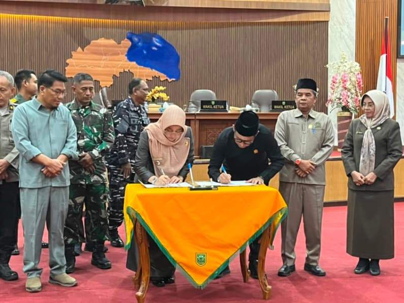 Bupati Berau Sri Juniarsih Mas bersama pimpinan DPRD Berau menandatangani persetujuan empat Raperda dalam Rapat Paripurna DPRD Berau di Gedung DPRD Berau. (Foto: Nur Hidayah/ pusaranmedia.com)