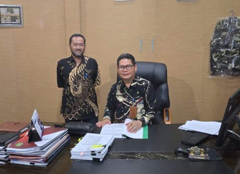 Kepala Dinsos Kabupaten Kutai Timur, Ernata (kanan). (Foto: Dok.Prokopim Kutim)
