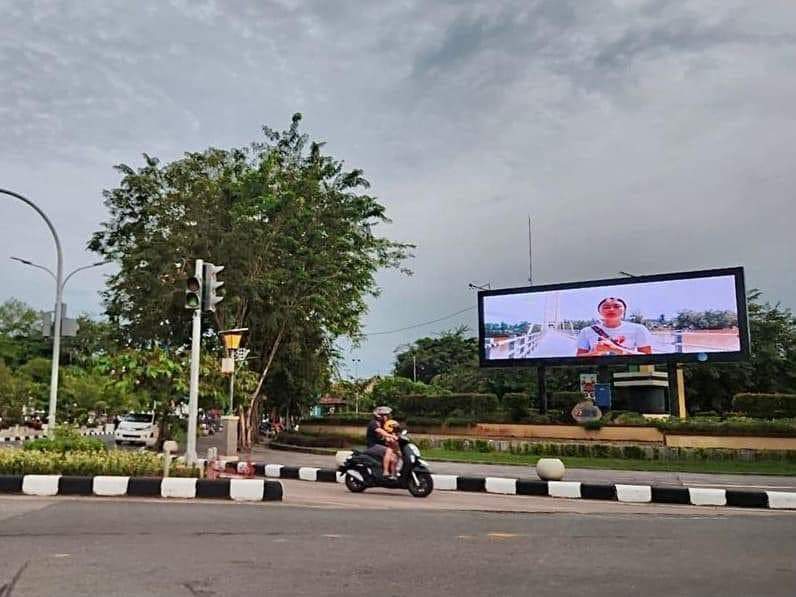 Videotron yang terpasang di pinggir jalan. (Foto: Dok. Pusaranmedia.com)