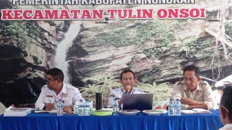 Wakil Bupati Nunukan Hermanus saat menjumpai masyarakat perwakilan 10 desa di Kecamatan Tulin Onsoi atas status lahan mereka (Foto: Prokopim Nunukan)