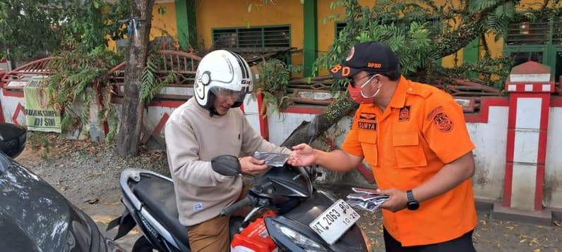 BPBD Kukar membagikan sebanyak 400 masker secara gratis kepada masyarakat, khususnya pengendara kendaraan roda dua yang beraktivitas di kawasan Tenggarong (Foto: Aswin/pusaranmedia.com)